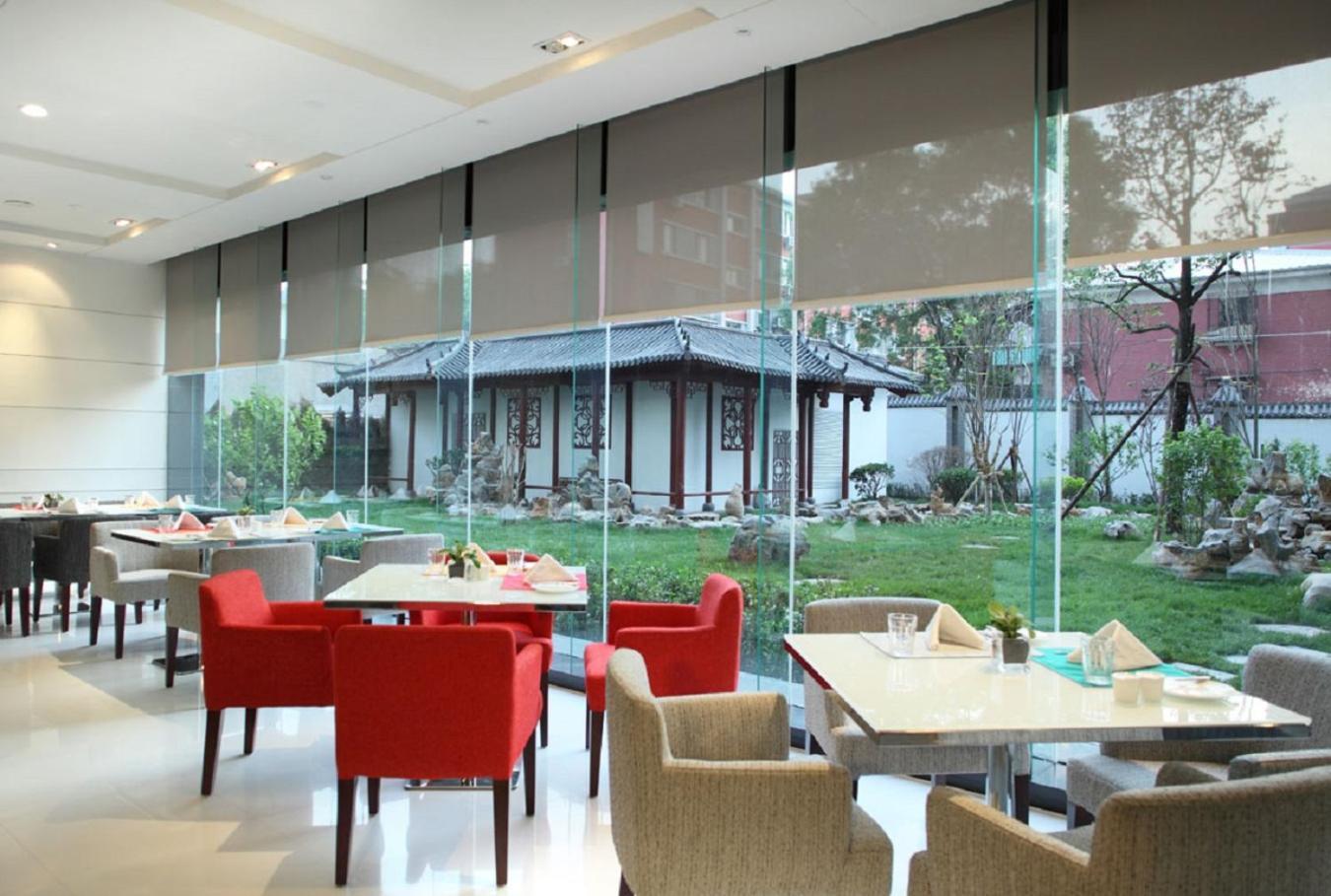 Holiday Inn Beijing Deshengmen By Ihg On 2Nd Ring Road Extension 10-15 Minute Taxi Ride To Shichahai Lama Temple Drum Tower Close To Beijing North Station For Badaling Great Wall Near Exit B Jishuitan Metro Line 2 المطعم الصورة