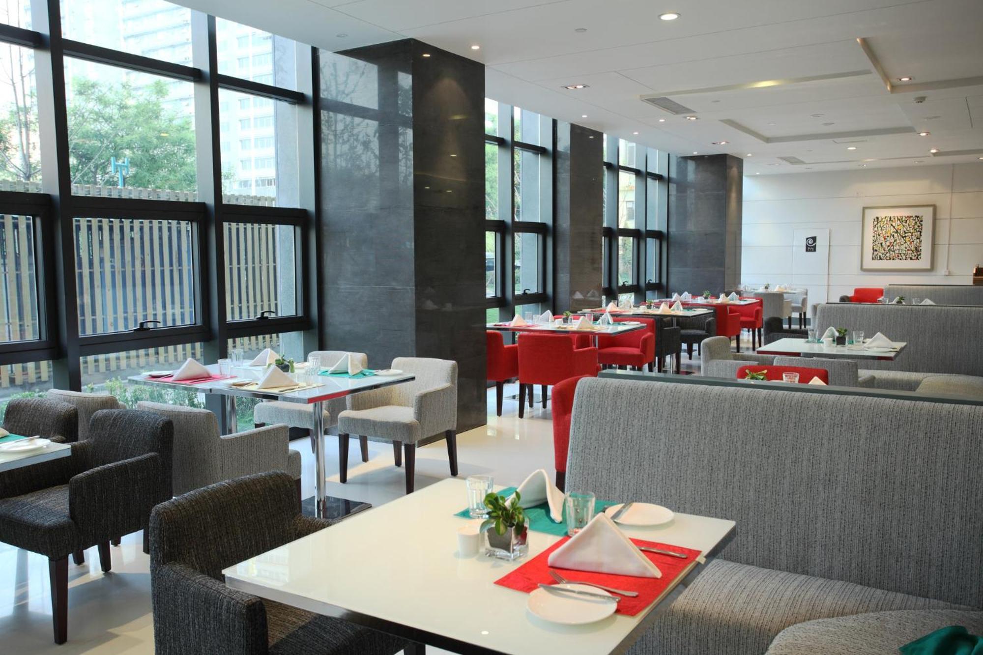 Holiday Inn Beijing Deshengmen By Ihg On 2Nd Ring Road Extension 10-15 Minute Taxi Ride To Shichahai Lama Temple Drum Tower Close To Beijing North Station For Badaling Great Wall Near Exit B Jishuitan Metro Line 2 المظهر الخارجي الصورة